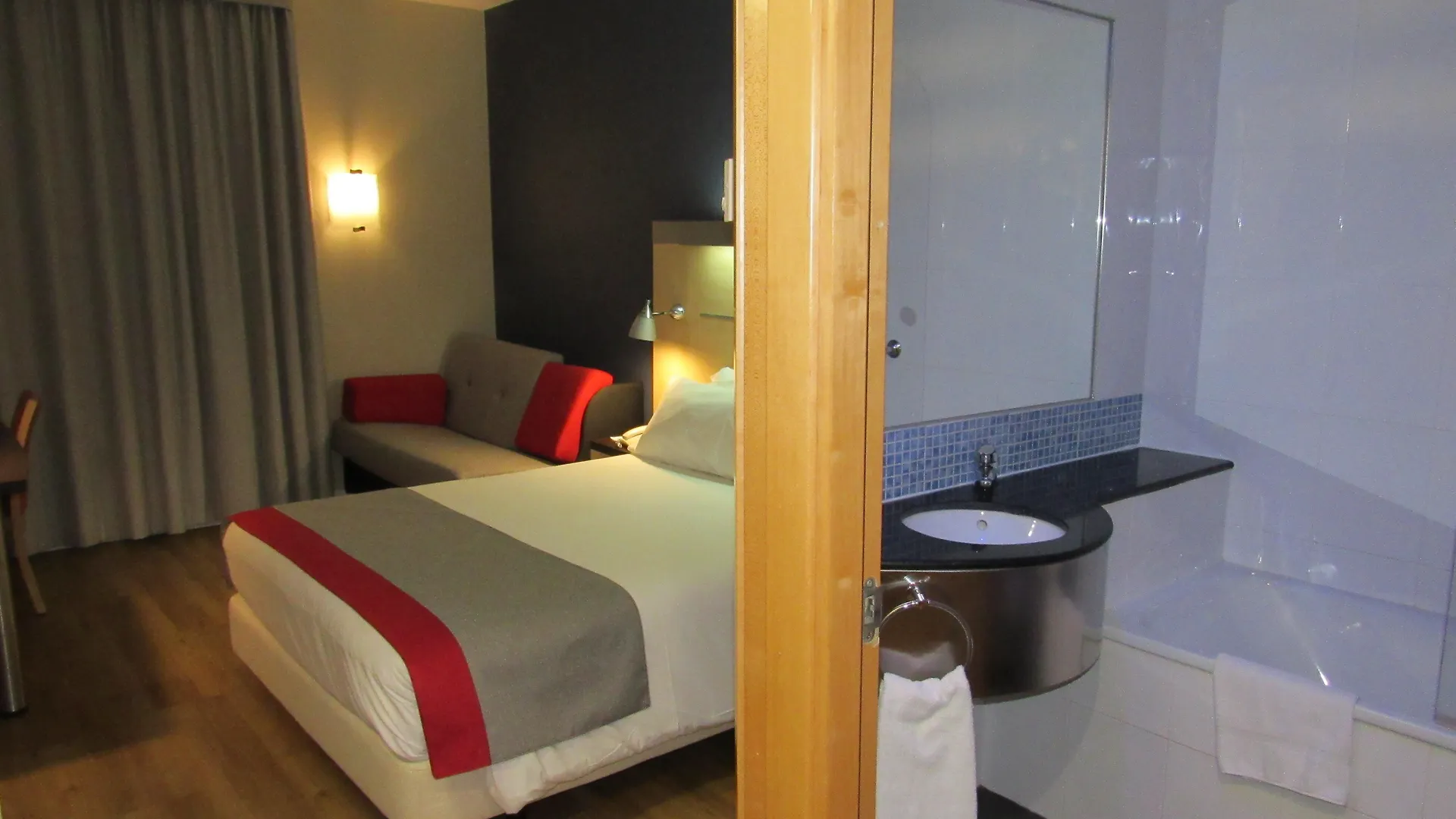Holiday Inn Express Malaga Airport By Ihg 3*,